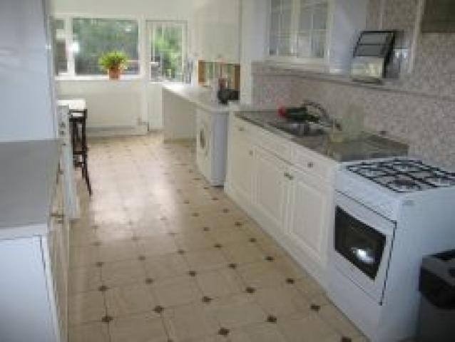 			5 Bedroom, 1 bath, 1 reception Flat			 Ridge Hill, GOLDERS GREEN NW11